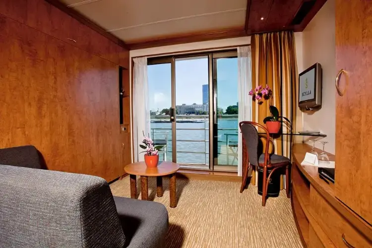 Каюта 302 с балконом.webp