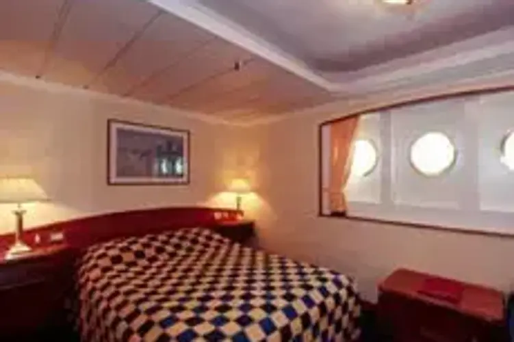 Каюта категории Стандарт:
-Три иллюминатора (не открываются);
-Одна двуспальная кровать или две односпальные;
-Ванная комната с душем;
-Фен;
-Спутниковое телевидение;
-Сейф;
-Телефон..webp