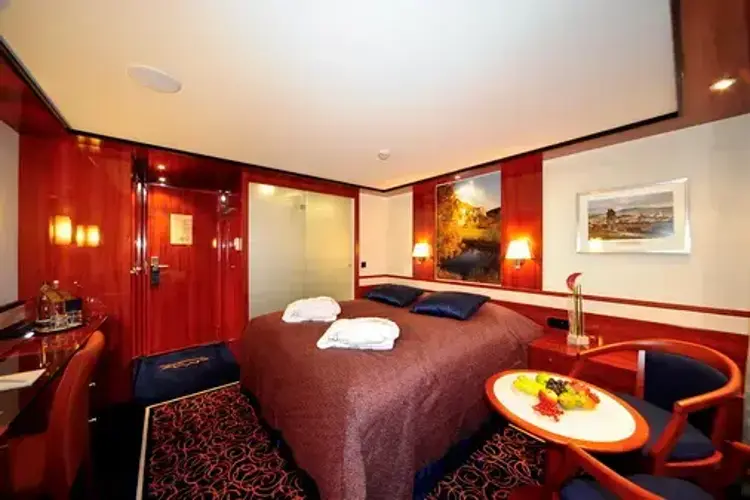 Мини-люкс на Cредней палубе с французским балконом.webp