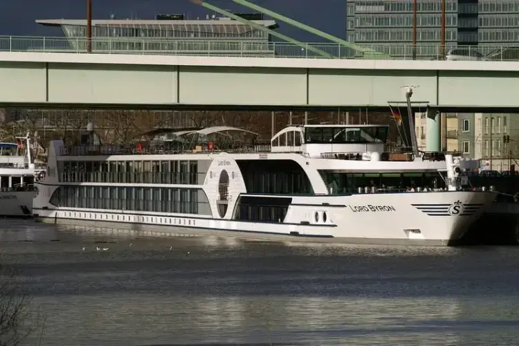 Теплоход Лорд Байрон.webp