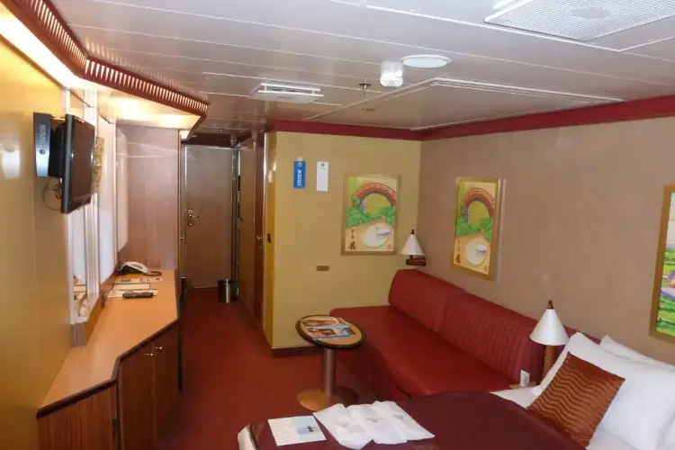 Кровать и диван.webp