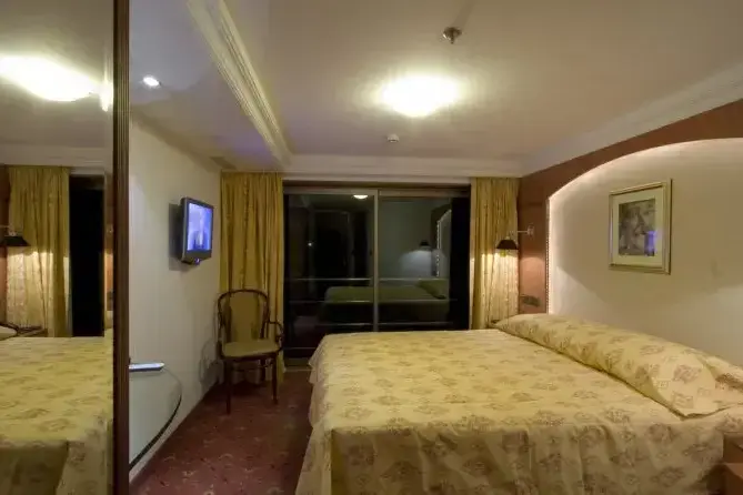 Standard Cabin (Diamond Deck & Ruby Deck).webp