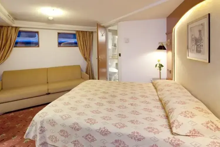 Suite (Emerald Deck).webp