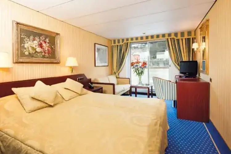 Каюта ГРАНД с французским балконом на Верхней палубе.webp