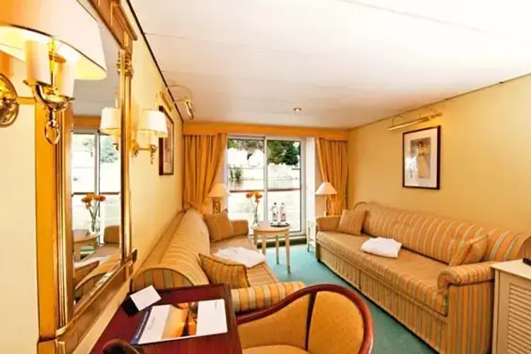 Каюта ГРАНД с французским балконом на Верхней палубе TWIN с 2мя диванами.webp