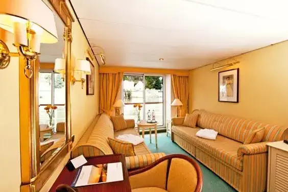 Каюта ГРАНД с французским балконом на Верхней палубе TWIN с 2мя диванами.webp