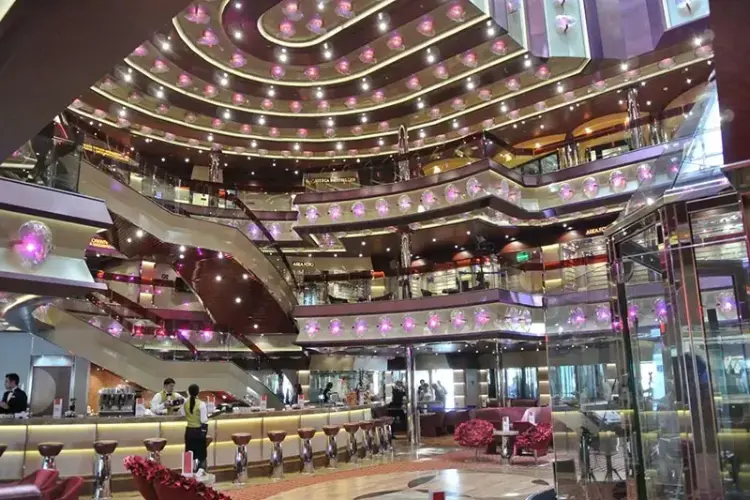 Атриум лайнера.webp