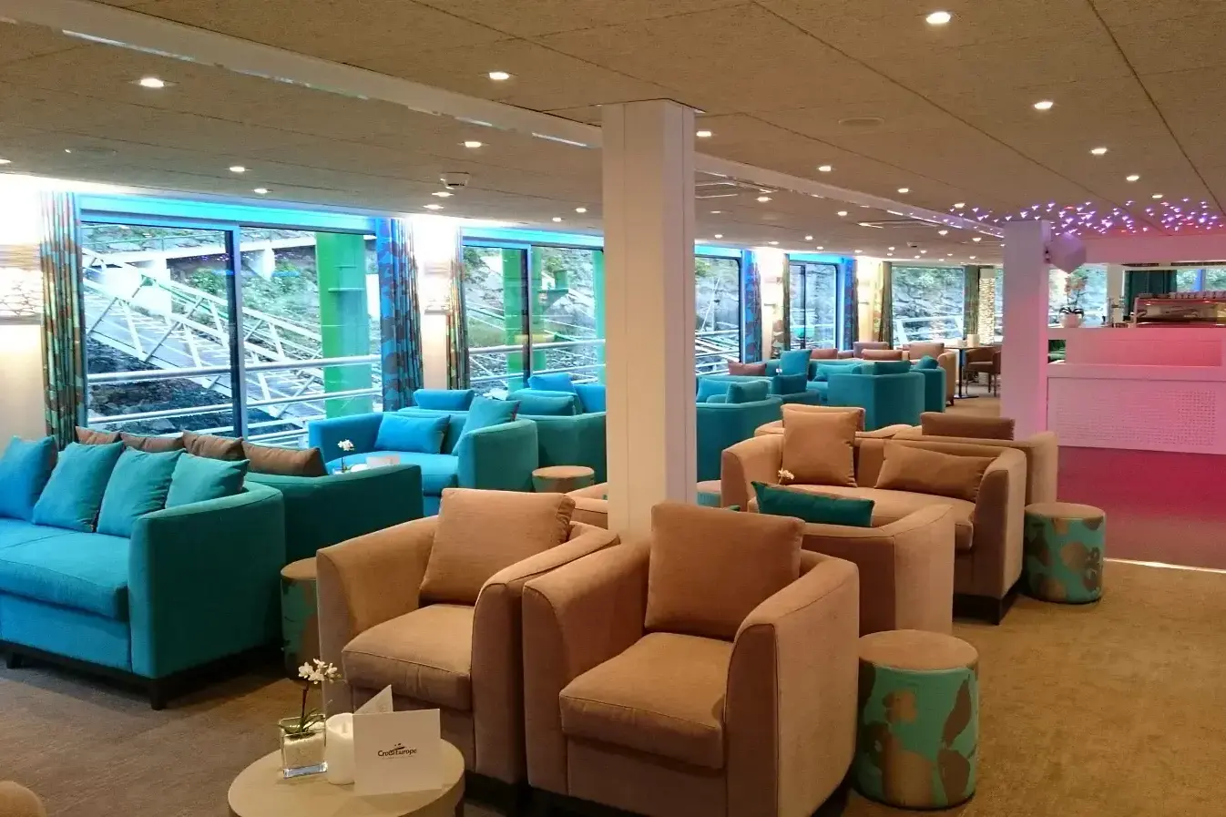 Salon_barТеплоход MIGUEL TORGA 5 Якорей.webp