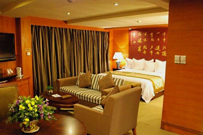 shagnrila-suitКаюта ЛЮКС SHANGRI-LA SUITE на палубе PROMENADE с балконом.jpg