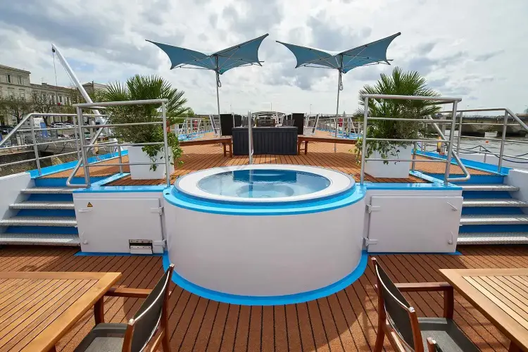 ship_9_sundeck_gallery.webp