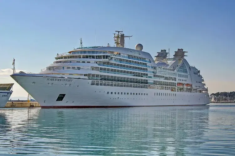 1280px-Seabourn_Odyssey_(ship,_2009)_IMO_9417086_in_Split,_2011-11-16_(2).webp