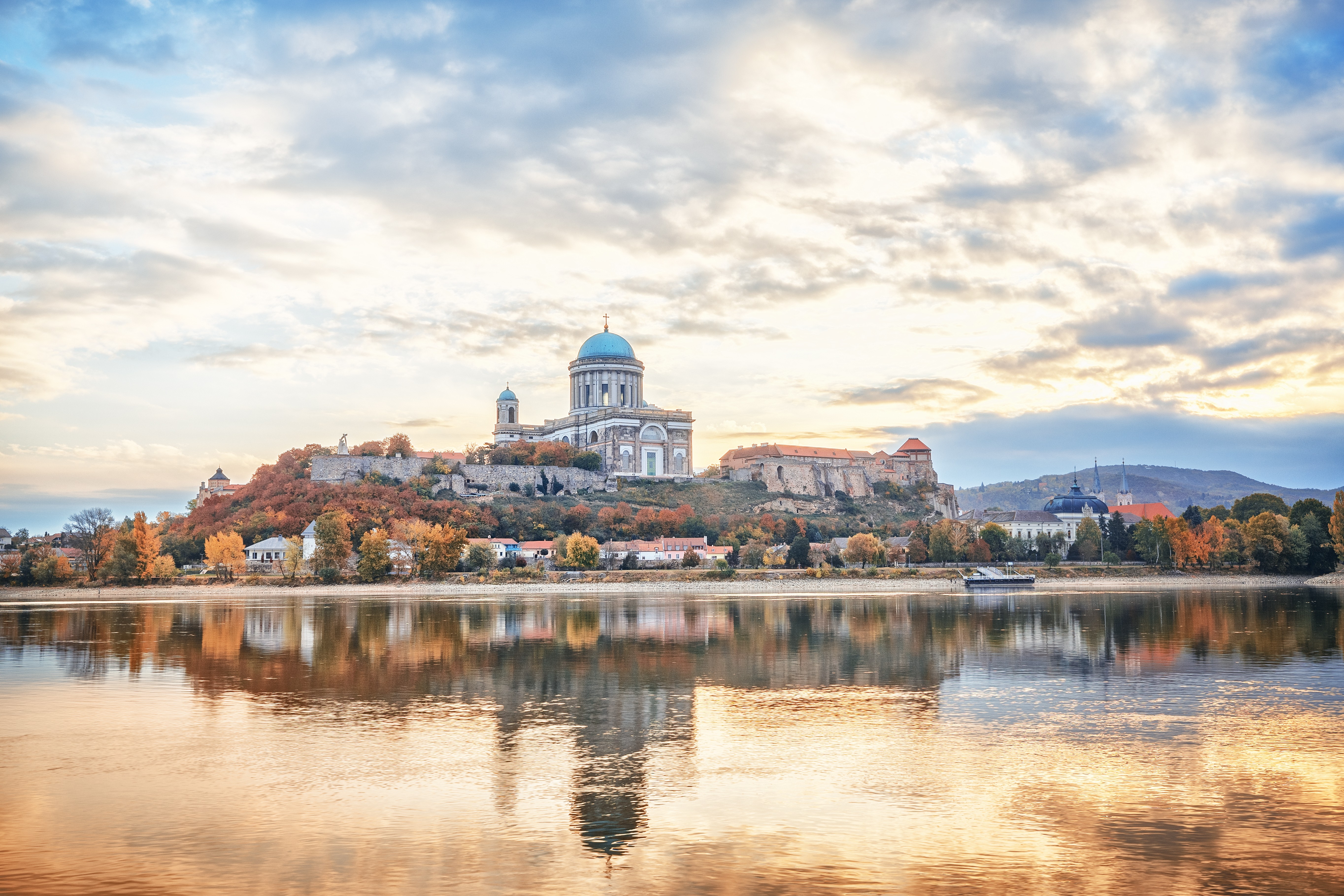 Lueftner_Cruises_Amadeus_Hungary_Esztergom_Basilika__c_shutterstock_1221383761.jpg