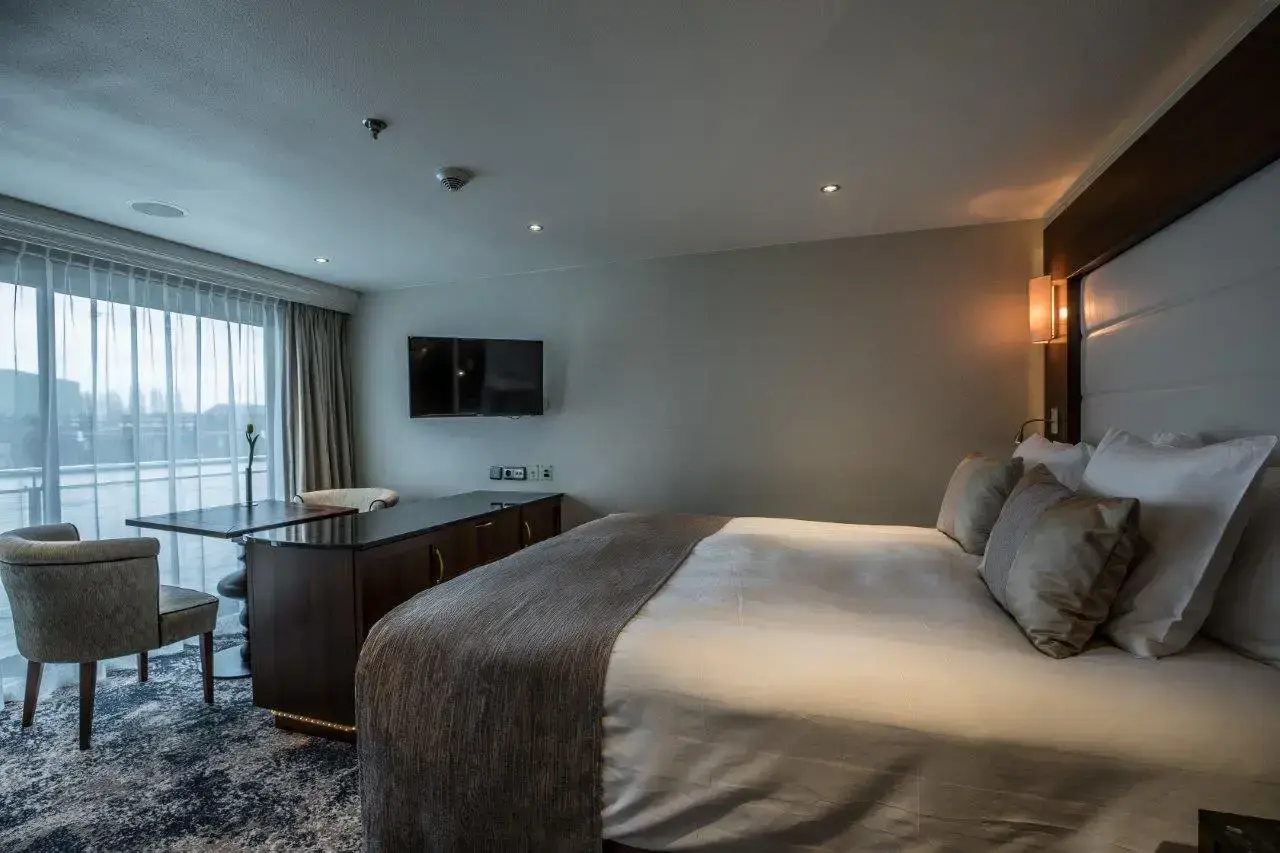 BW Room 206-5457.webp