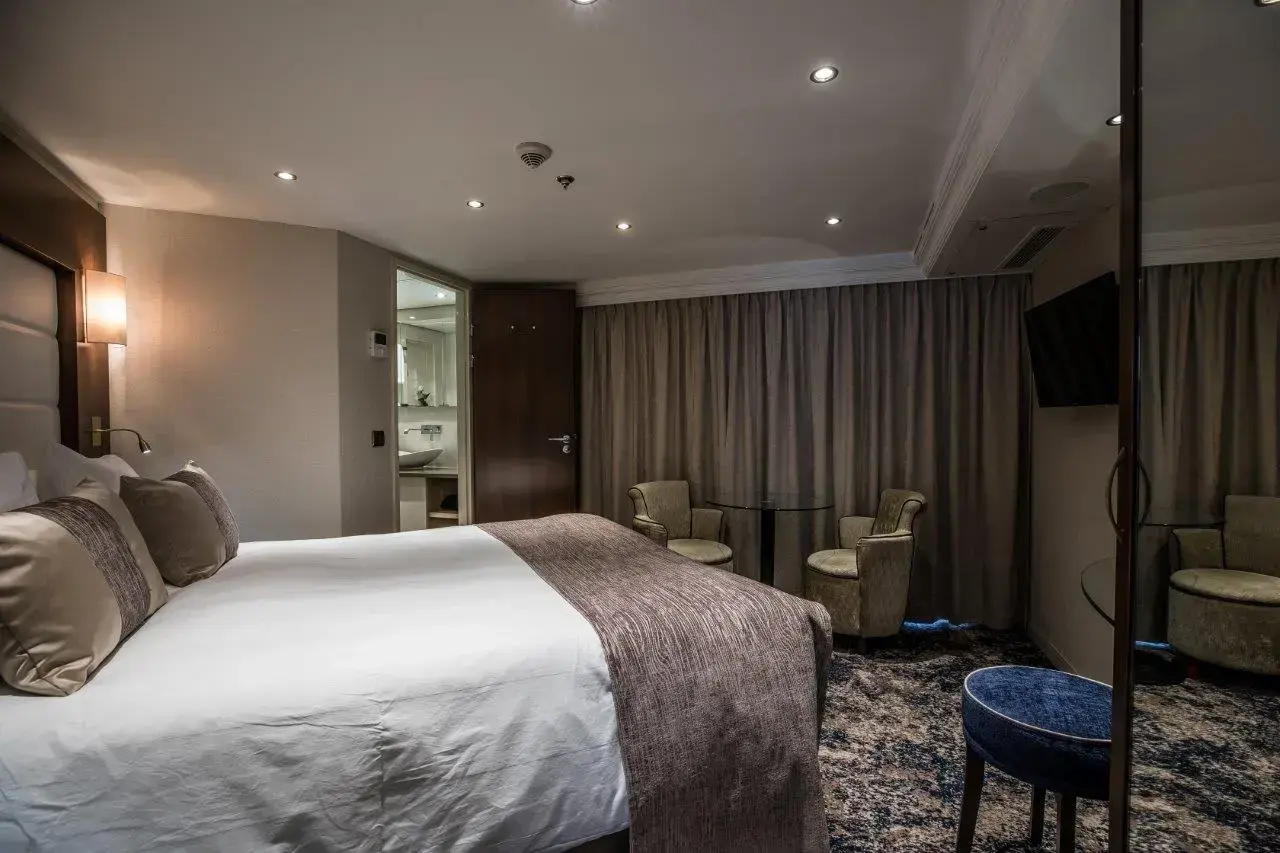 BW Room 302 by night-5360.webp