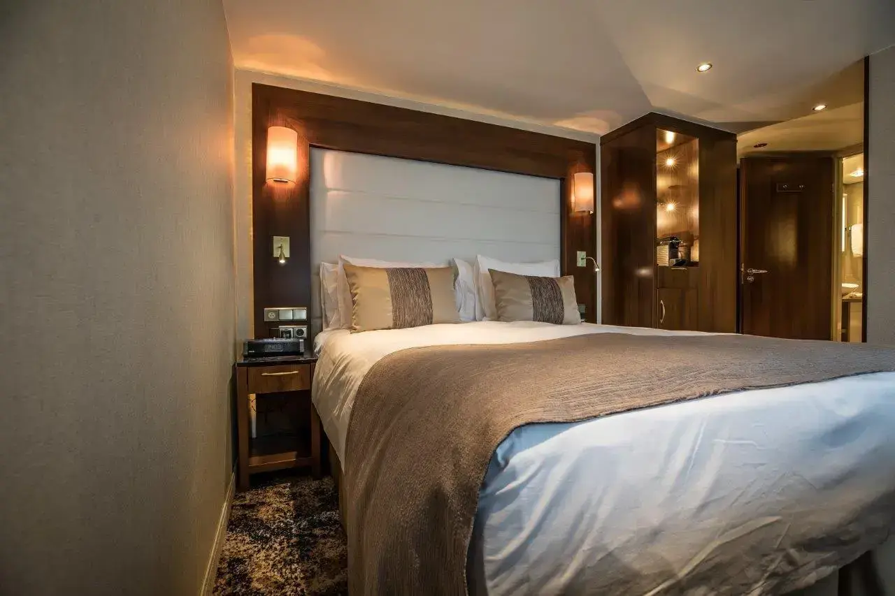 BW Room 206-5484.webp