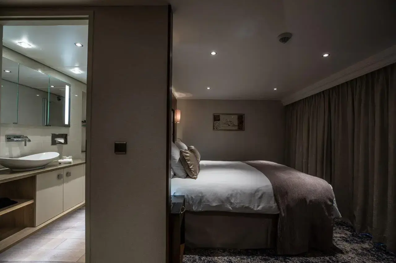 BW Room 304 by night-5420.webp