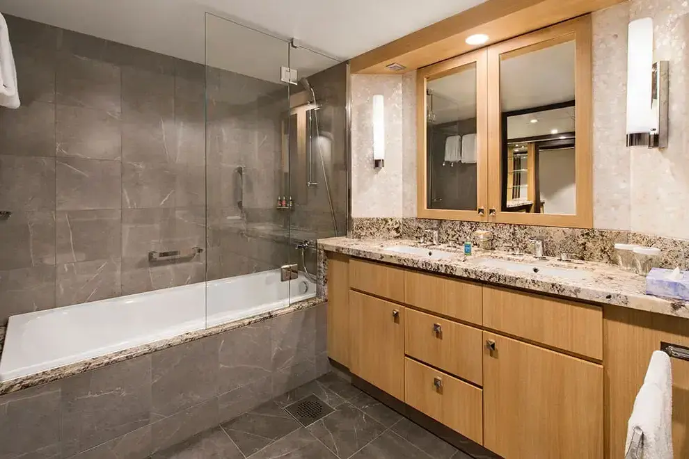 grand-suite-bathroom.webp
