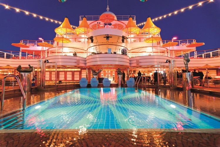 CF sonnendeck-pool.jpg