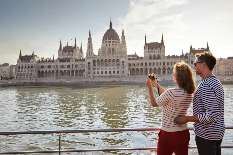 donau-budapest-couple.webp