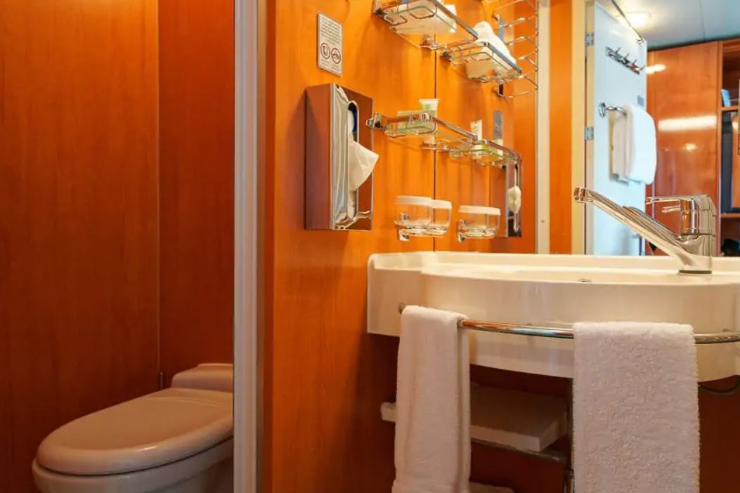 norwegian_jade_m_bath 1.JPG