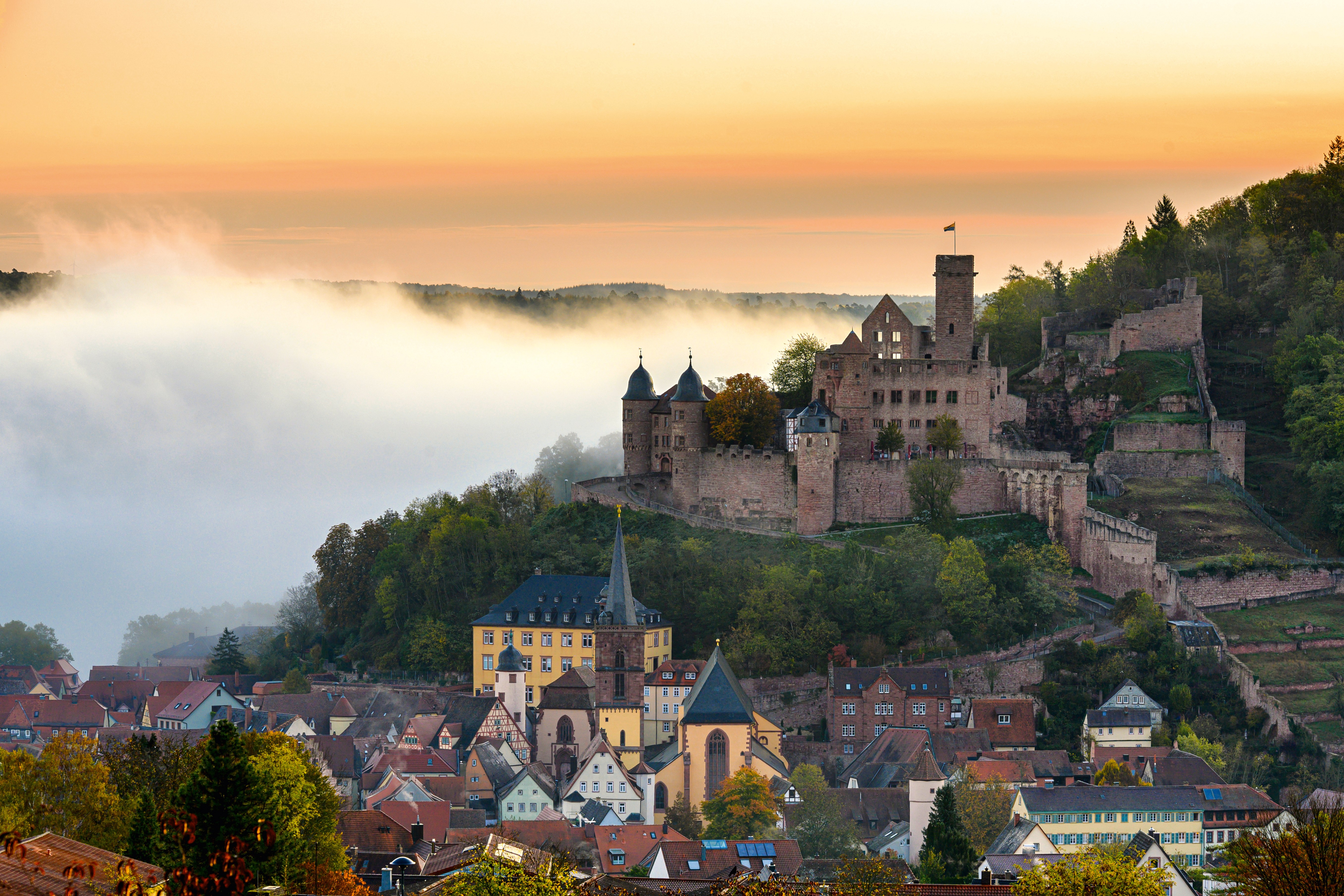 _c_Wertheim_CastleRuin_FoggyView_SA683479369.jpg