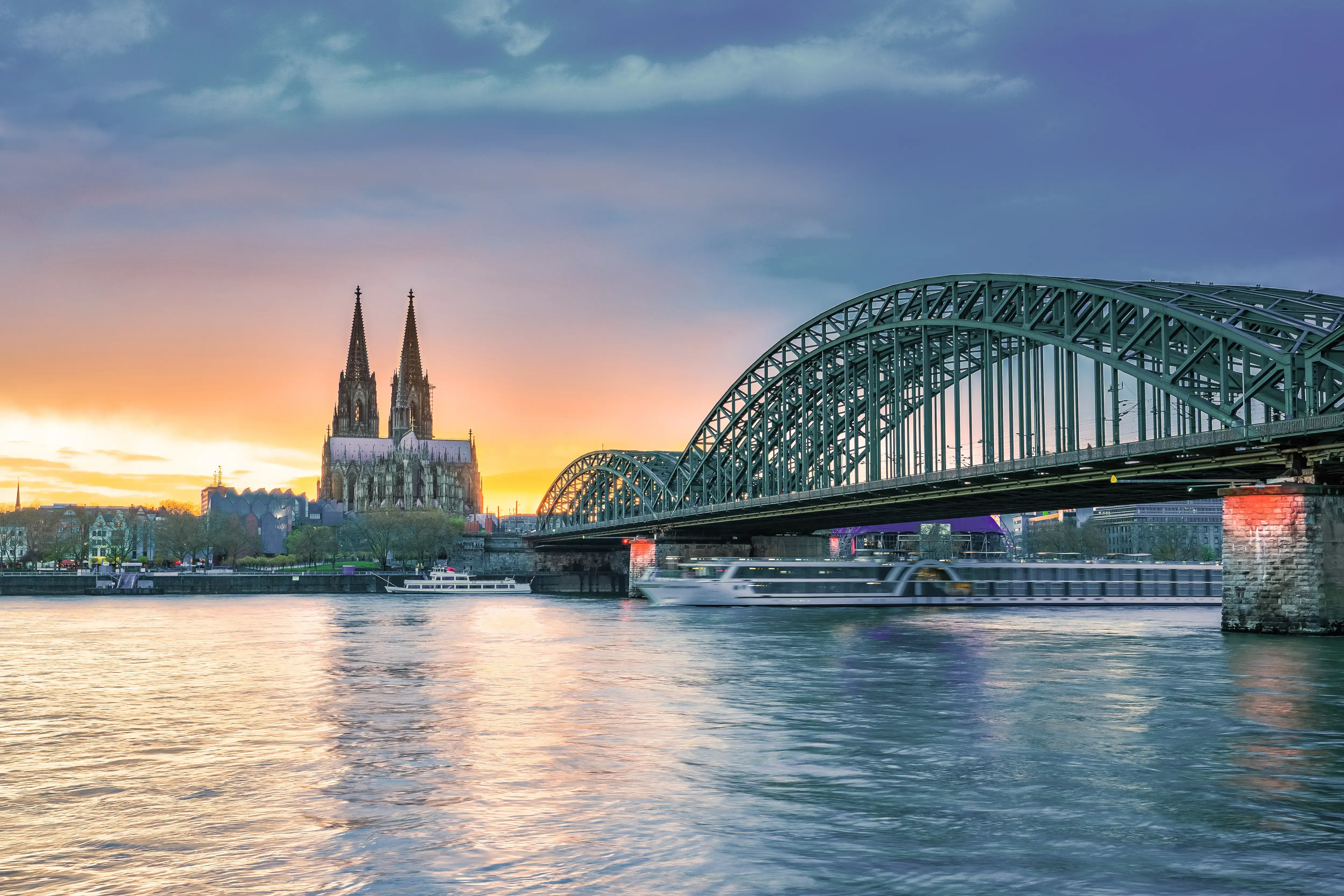 Lueftner_Cruises_Amadeus_Rhine_Germany_Cologne_sunset__c_LU481295176_RET.webp