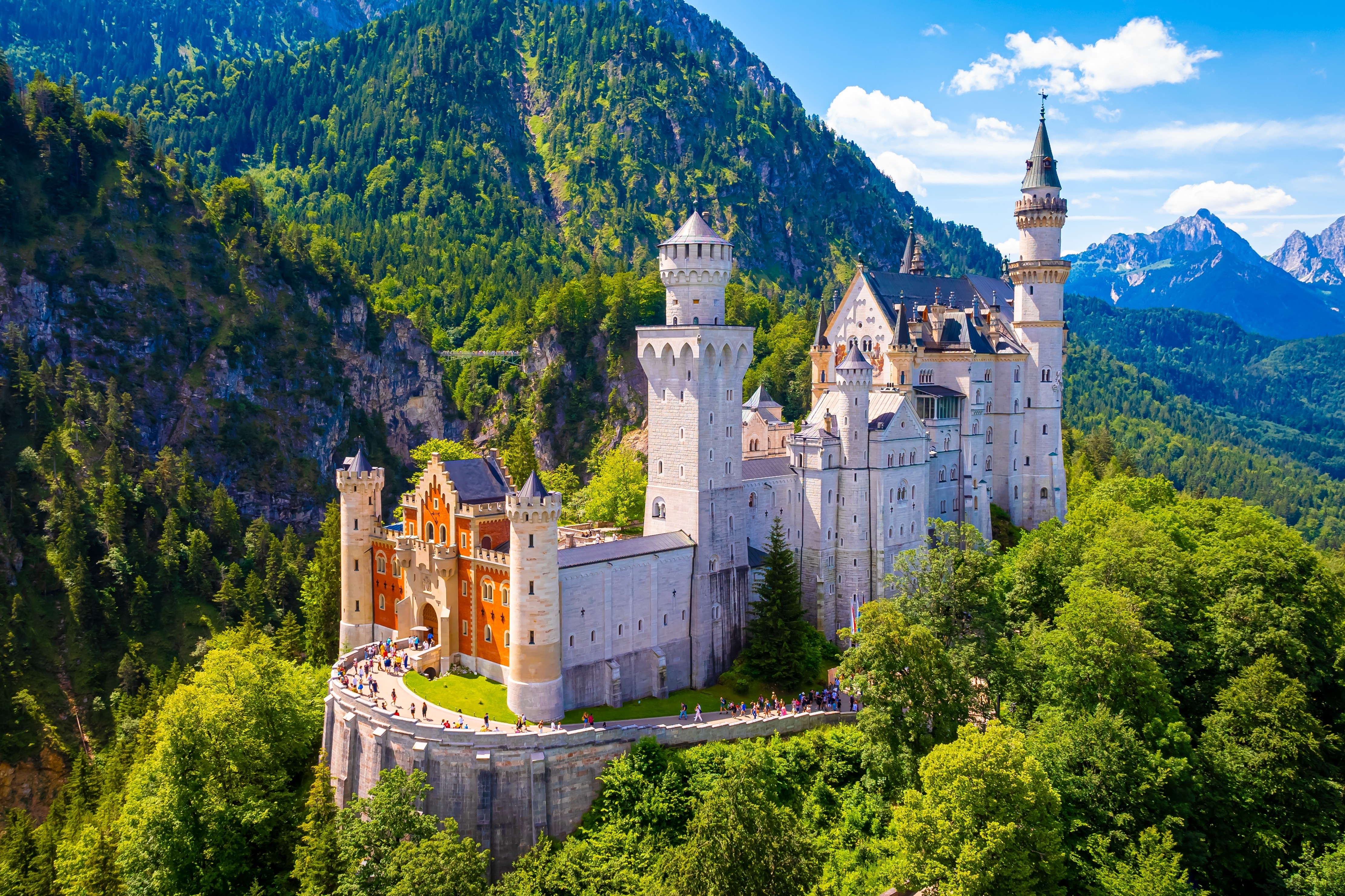 Neuschwanstein_shutterstock_2487448367.jpg