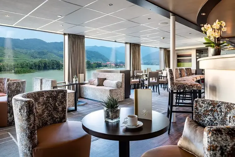 lueftner-cruises_amadeus-brilliant_schiffsbild_panorama-bar.webp