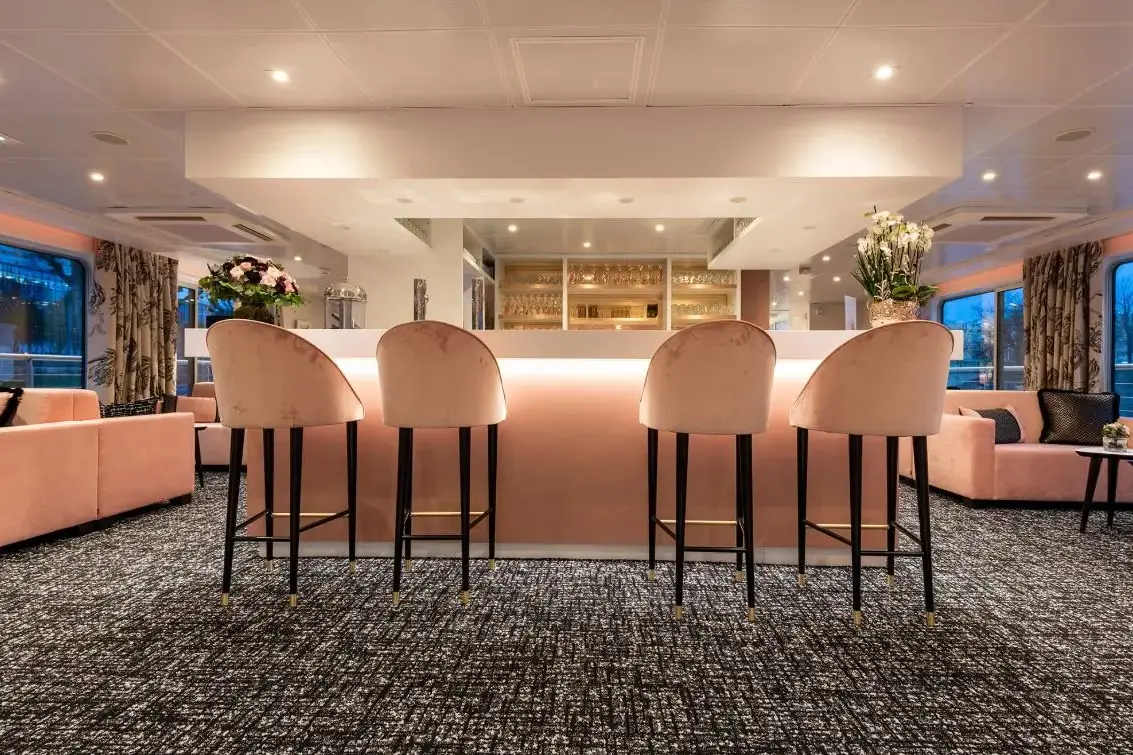 Salon and bar 4.webp