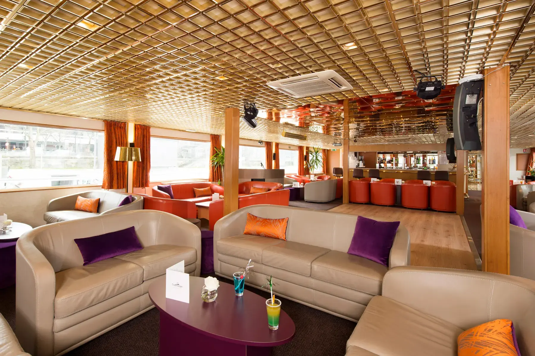 Salon und Bar Seine Princess.webp