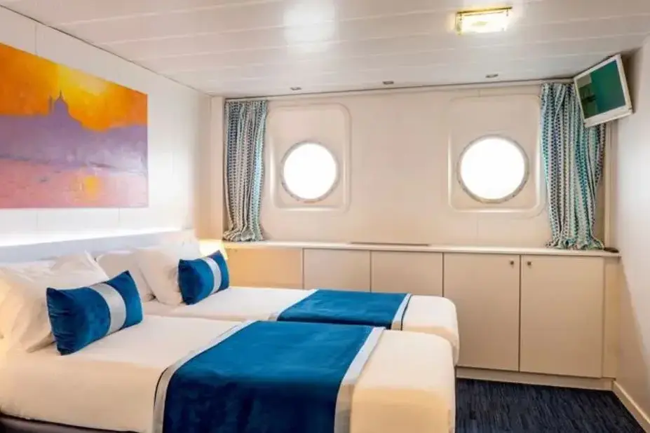 MAIN DECK 2 ADJUSTABLE TWIN BEDS CAT A.webp