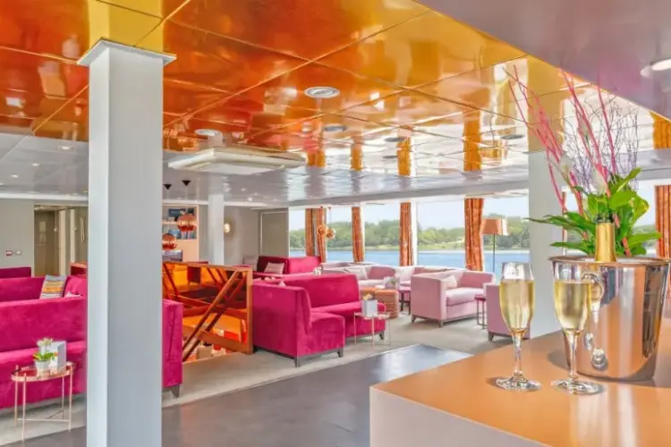 loire-princesse-panorama-lounge-2-825x515.webp