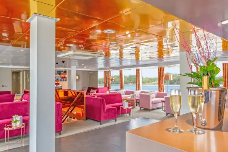 loire-princesse-panorama-lounge-2-825x515.webp