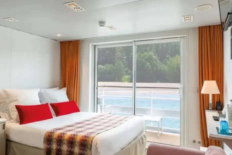 UPPER DECK DOUBLE BED - HANDICAPED CABIN CAT B.webp