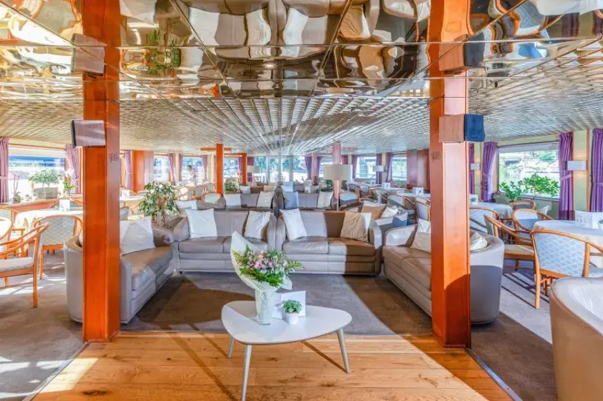 Lounge 1.webp