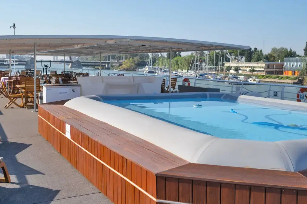 la-belle-de-cadix-pool-.webp