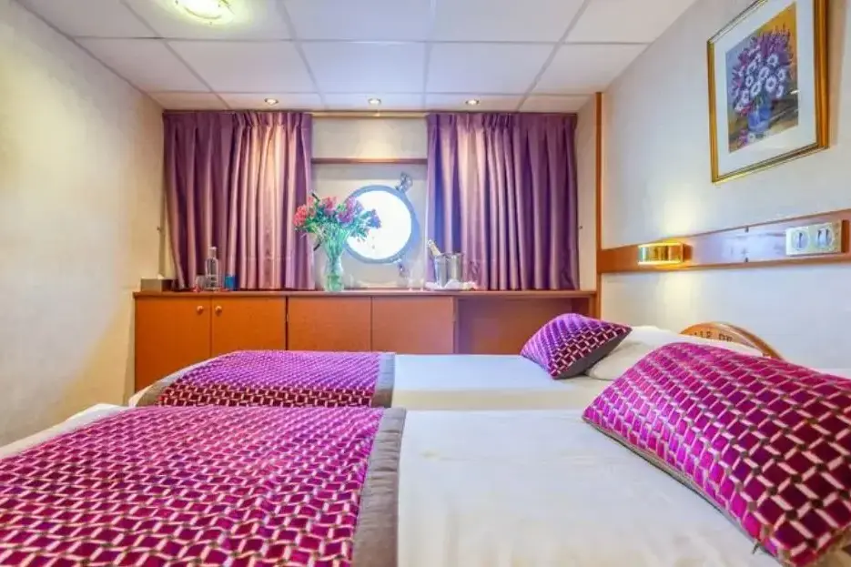 MAIN DECK 2 ADJUSTABLE TWIN BEDS CAT A.webp
