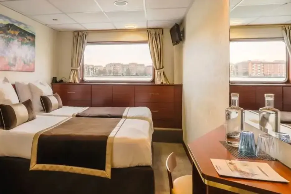 MAIN DECK 2 ADJUSTABLE TWIN BEDS CAT.webp