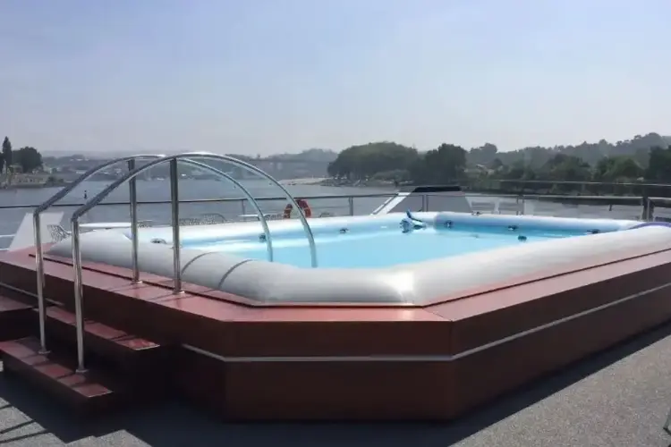 MS_Fernao_de_Magalhaes_pool.webp