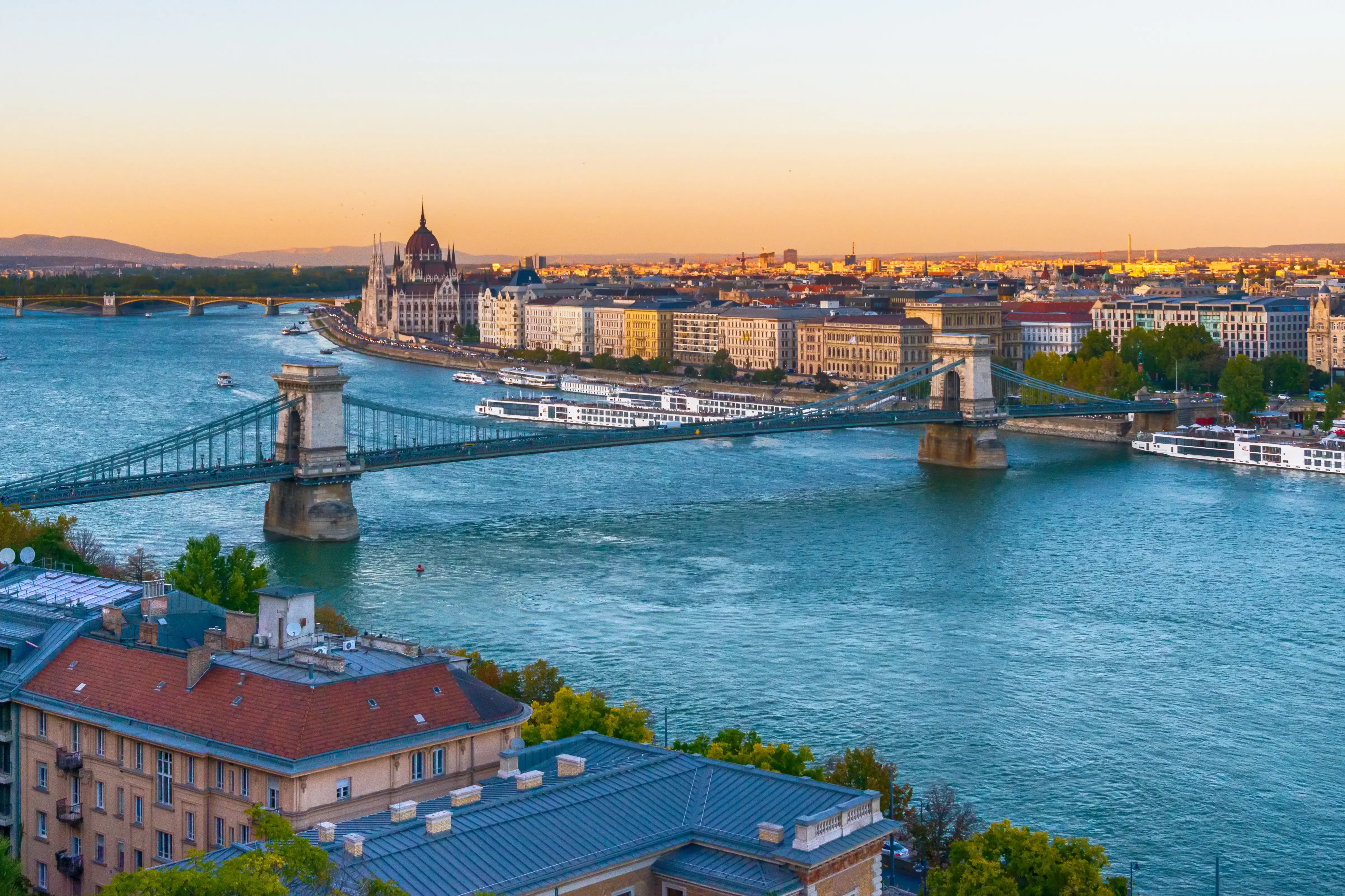 budapest-adobestock-300678228.webp