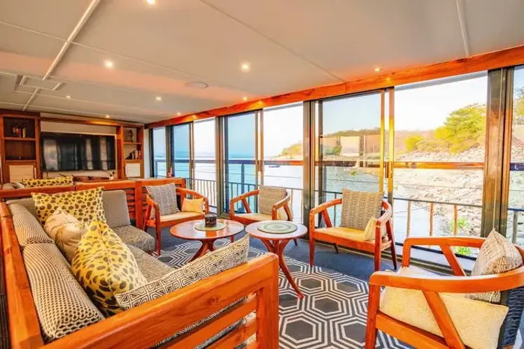 CroisiEurope RV Zimbabwean Dream Salon Bar ©Shaun McMinn 5.webp