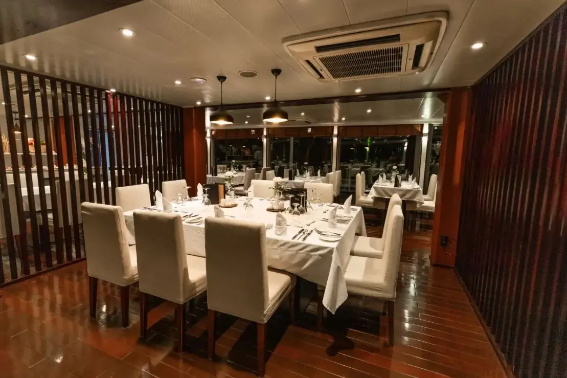 RV Indochine II 13 Restaurant.webp