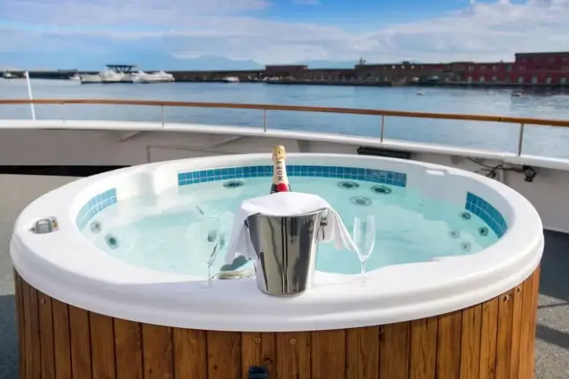 ms-la-belle-de-la-adriatique-whirlpools-auf-dem-sonnendeck-1.webp