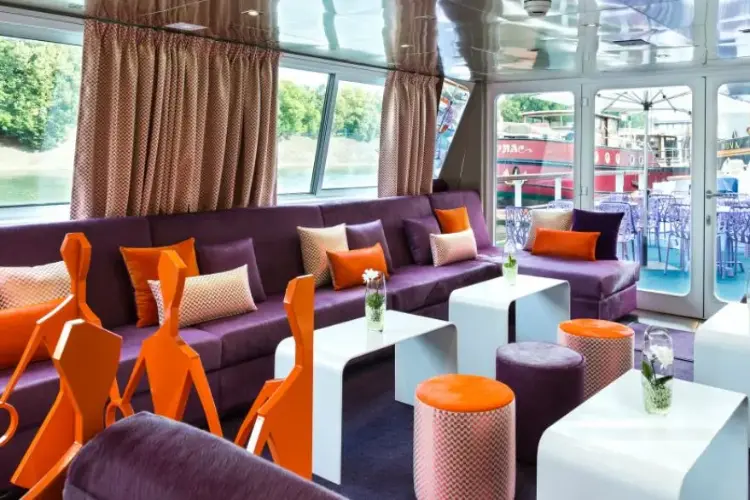 MS RAYMONDE salon.webp