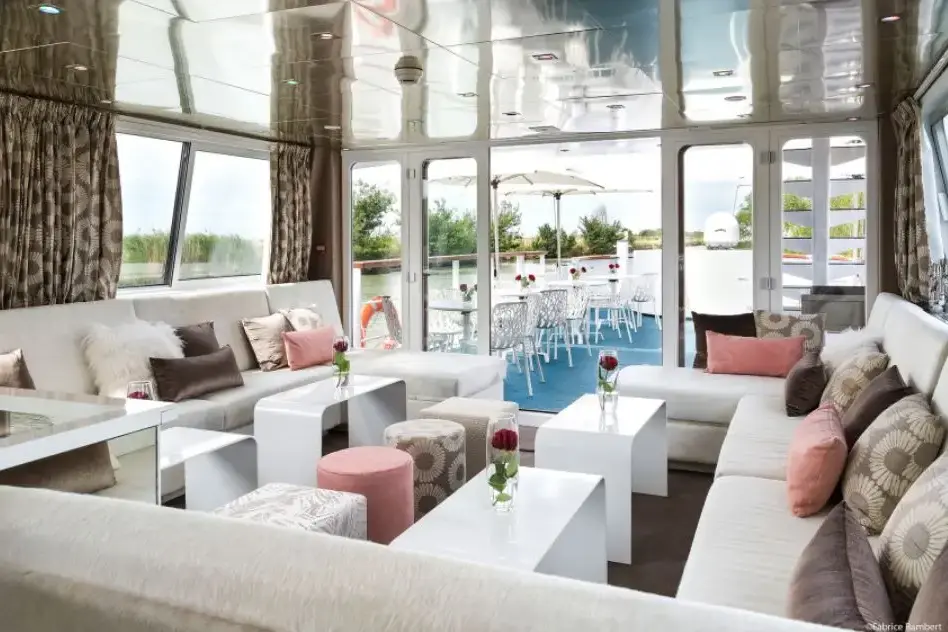 MS ANNA-MARIA salon 2.webp