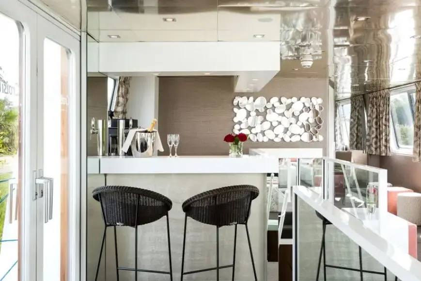 MS ANNA-MARIA salon bar 1.webp