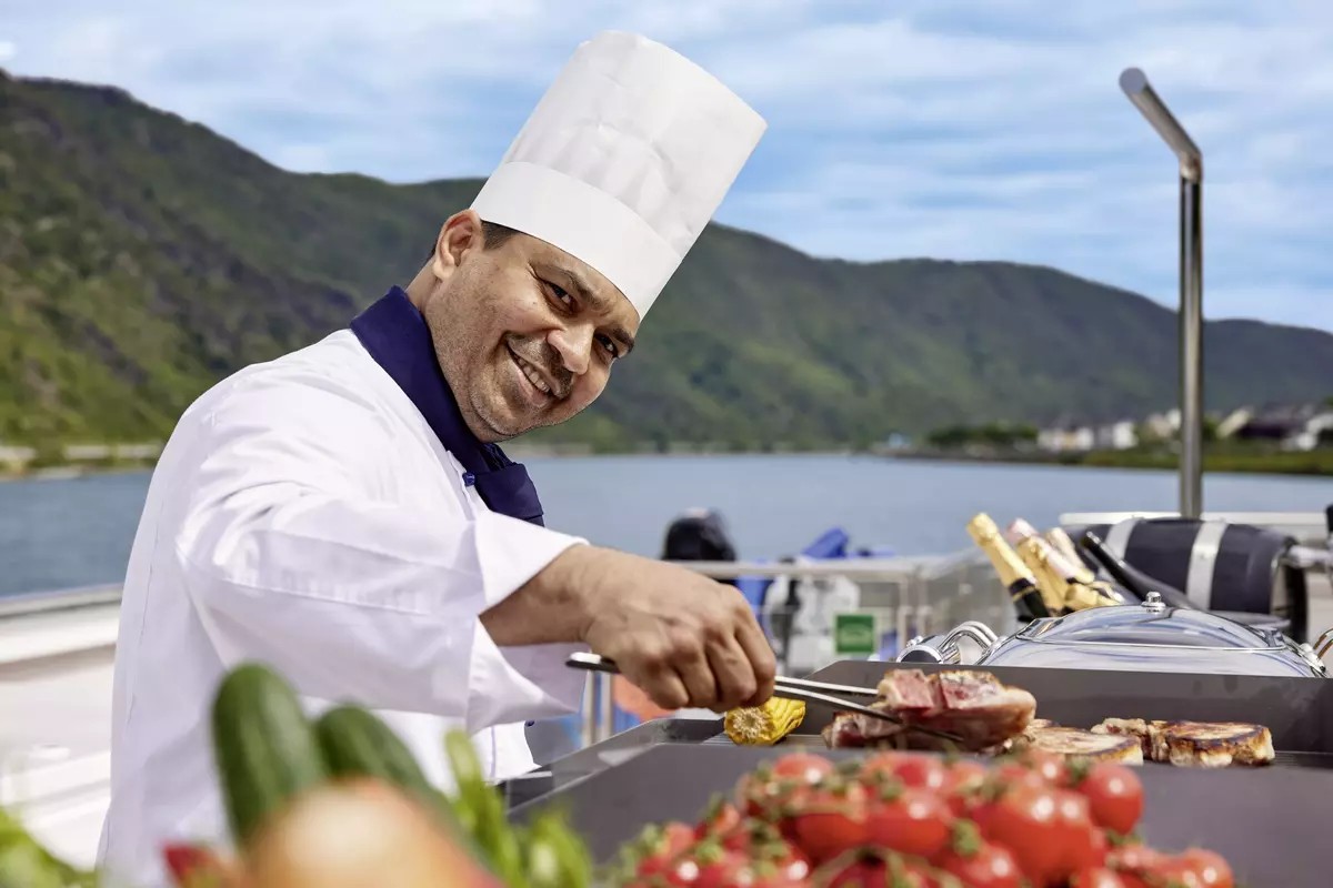 csm_Lueftner_Cruises_Amadeus_Image_Crew_Head_Chef_Sun_Deck_Dining_Gourmet_Light_Lunch_Al_Fresco_Amadeus_Riva_619c436179.jpg