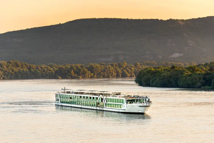 Lueftner_Cruises_AMADEUS_Imperial_outside_view_Danube_02.webp