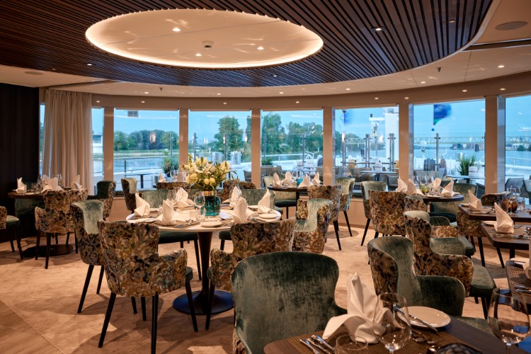 Lueftner_Cruises_AMADEUS_Riva_Bar_Amadeus_Lounge.jpg