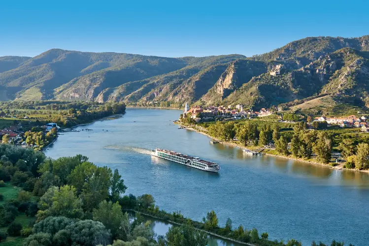 Lueftner_Cruises_AMADEUS_Queen_outside_view_Danube_Duernstein_02.webp